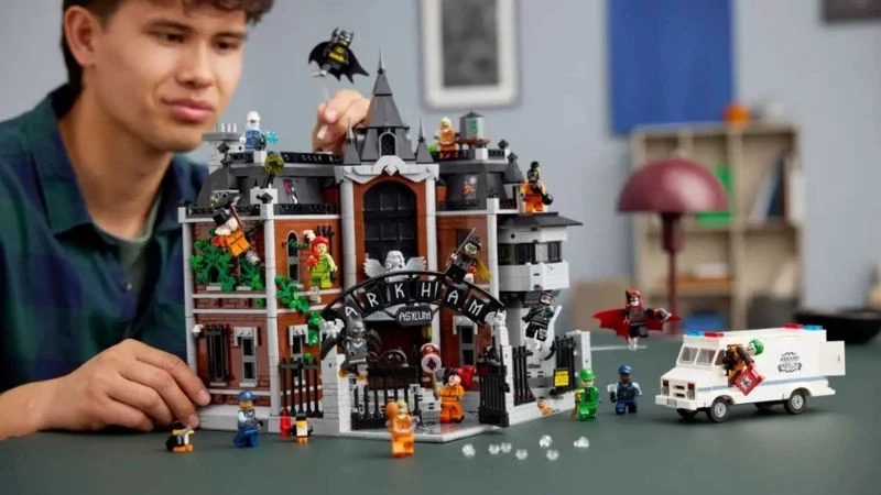 Lego Unveils 3000-Piece Arkham Asylum Set 1 Lego Unveils 3000-Piece Arkham Asylum Set